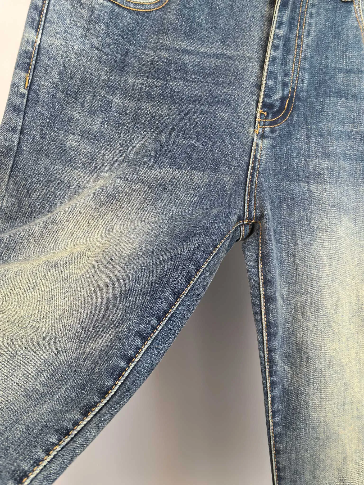 P440 Chrome Hearts men's fashionable large hem jeans, official album and poster wear style!  High-grade imported denim raw-color fabrics are supplied to customers. We specially select pure 13oz denim fabrics from Okayama, Japan. They are washed with heavy-duty environmentally friendly plant enzymes. The texture has a light retro color and is quite beautiful, which is very suitable for the autumn and winter colors. After washing, the fabric is soft and delicate, but has a strong sense of bones and a slight stretch, which provides an excellent comfortable experience. There is no damage from any technical elements throughout the body, retaining the purest tannin color! The details throughout the body are perfect, exquisite and elegant. The latest leather label on the waist highlights the brand's characteristics. The hardware accessories, leather label and wiring all reflect the craftsmanship! The silhouette is perfectly tailored and has excellent butt lift and slimming effect. It can be easily matched with any top in the wardrobe. It has wide compatibility and is suitable for various daily wear. The upper body is full of shape. It is a must-have trousers for those who are obsessed with quality control and 1V! Size: 29-38 No 35 37